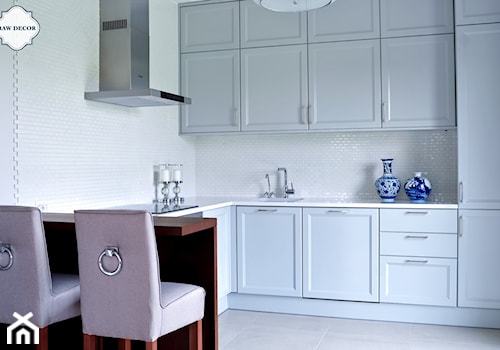 Realizacja kuchni - Mini cegiełka, biała, szkliwiona - Mała otwarta z kamiennym blatem biała z zabudowaną lodówką z podblatowym zlewozmywakiem kuchnia w kształcie litery l, styl glamour - zdjęcie od Raw Decor