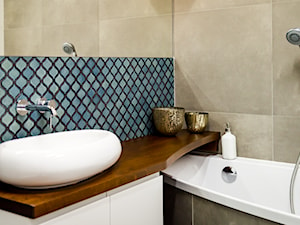 Aranżacja mozaiki w łazience - Arabeska Adriatyk - Mała bez okna łazienka - zdjęcie od Raw Decor
