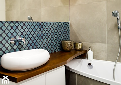 Aranżacja mozaiki w łazience - Arabeska Adriatyk - Mała bez okna łazienka - zdjęcie od Raw Decor