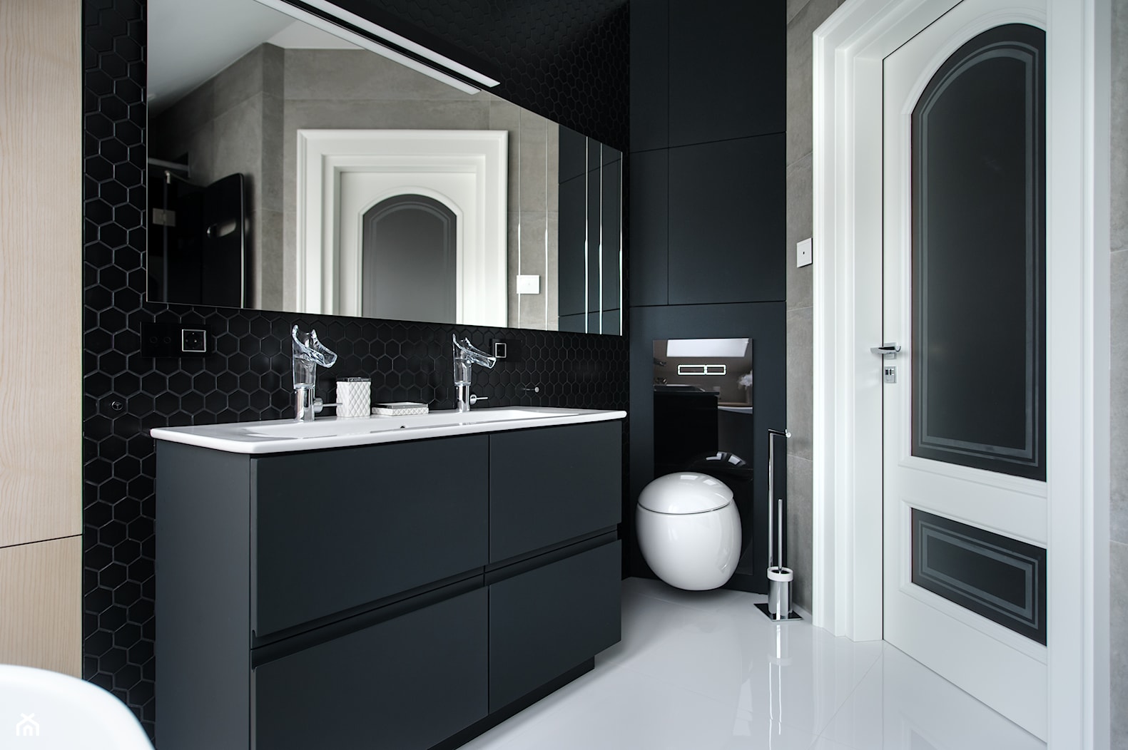 Projekt łazienki - Heksagon, duży, czarny, matowy - Mała na poddaszu bez okna z lustrem łazienka, styl minimalistyczny - zdjęcie od Raw Decor - Homebook