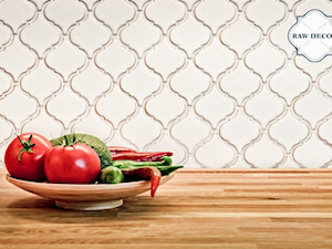Aranżacja mozaiki w kuchni - Arabeska kremowa szkliwiona - Kuchnia - zdjęcie od Raw Decor