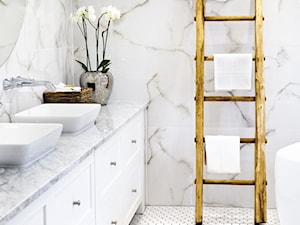 Jasna łazienka - Mała na poddaszu bez okna z lustrem z dwoma umywalkami z punktowym oświetleniem łazienka, styl minimalistyczny - zdjęcie od Raw Decor