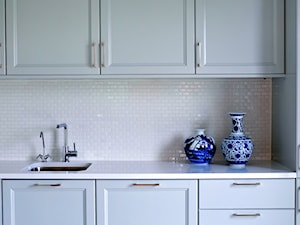 Realizacja kuchni - Mini cegiełka, biała, szkliwiona - Mała z zabudowaną lodówką z podblatowym zlewozmywakiem kuchnia w kształcie litery l, styl glamour - zdjęcie od Raw Decor