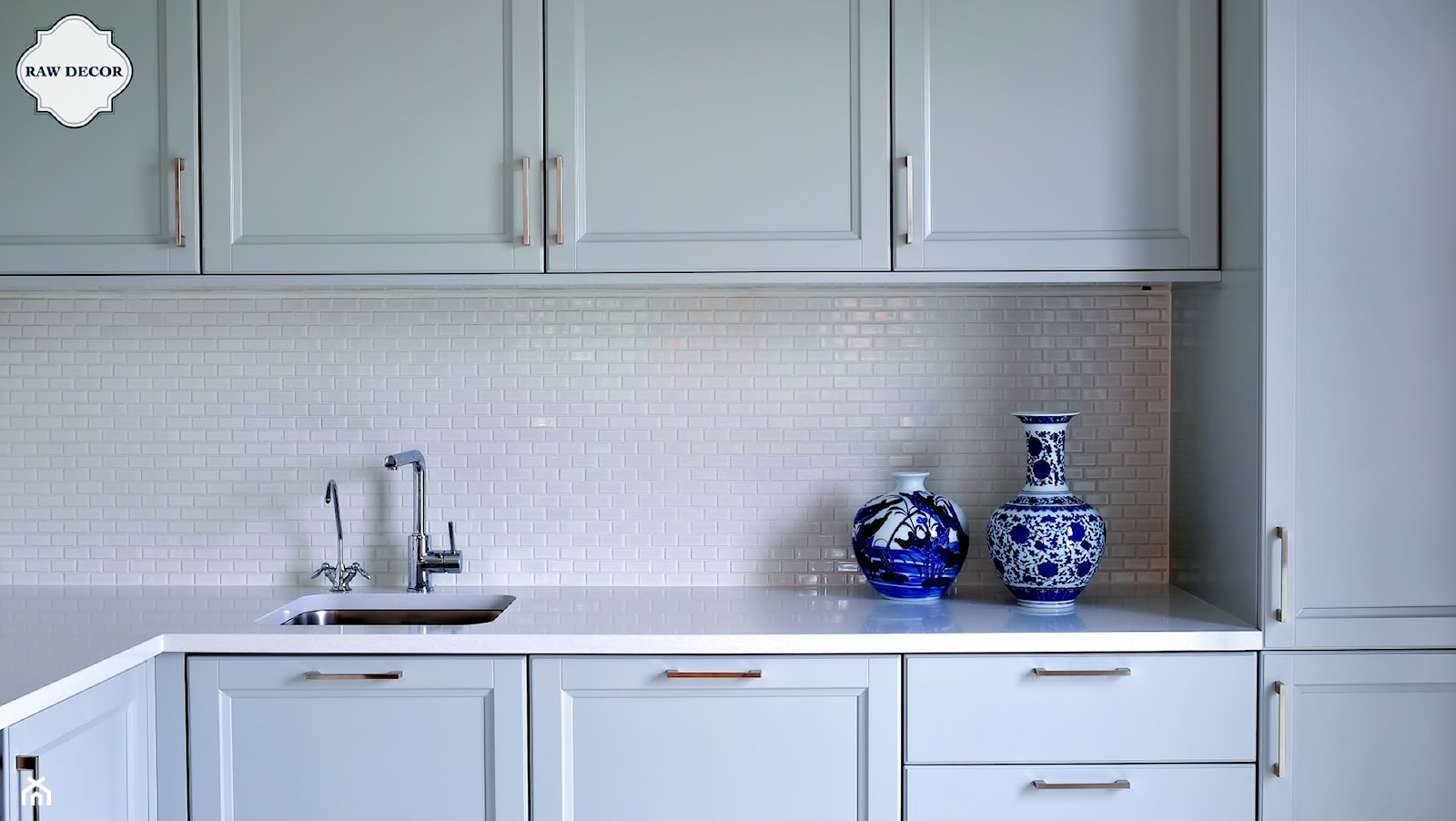 Realizacja kuchni - Mini cegiełka, biała, szkliwiona - Mała z zabudowaną lodówką z podblatowym zlewozmywakiem kuchnia w kształcie litery l, styl glamour - zdjęcie od Raw Decor - Homebook