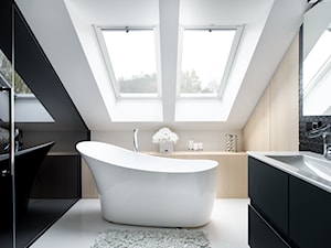 Projekt łazienki - Heksagon, duży, czarny, matowy - Średnia na poddaszu łazienka z oknem, styl minimalistyczny - zdjęcie od Raw Decor