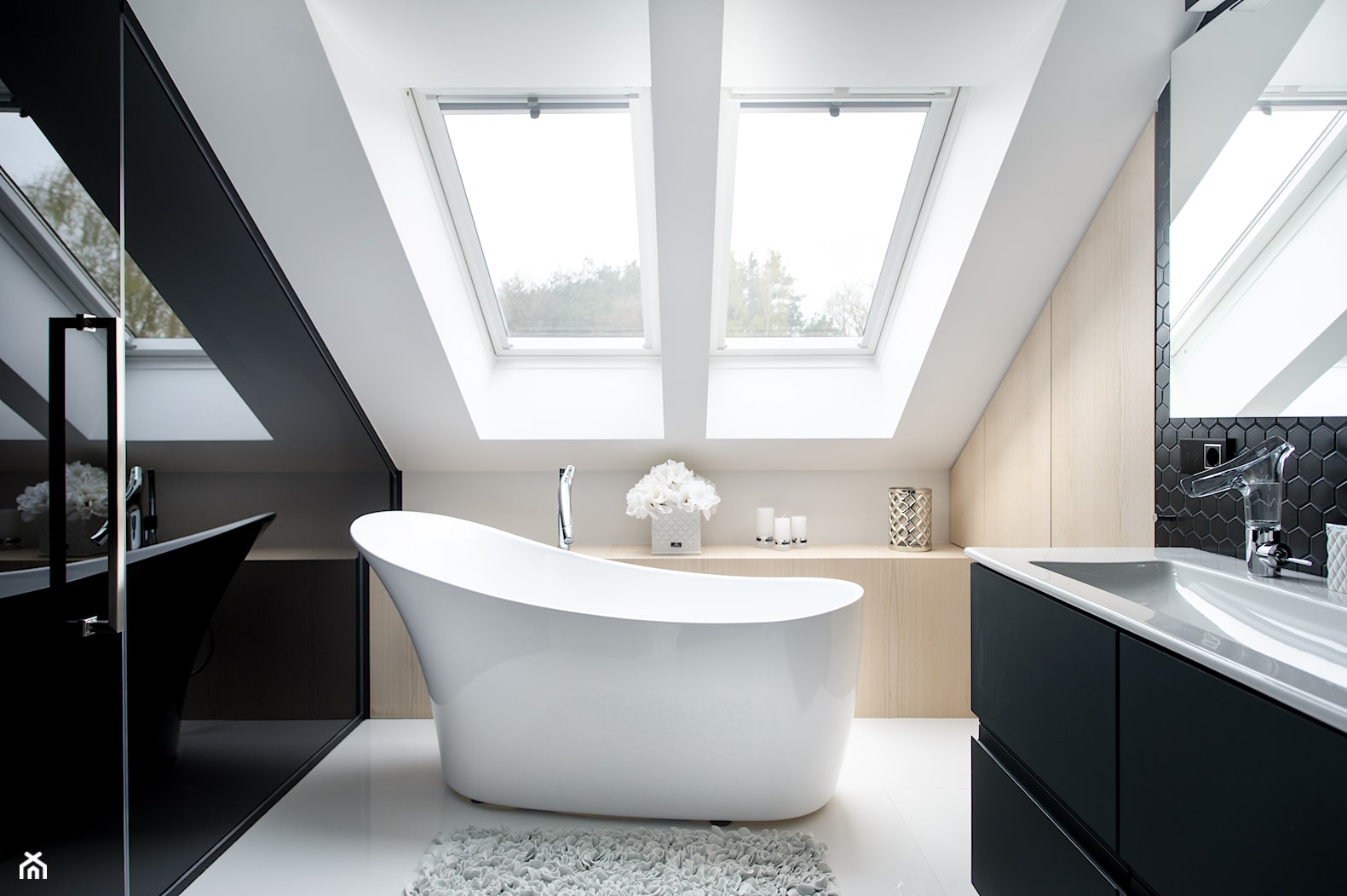 Projekt łazienki - Heksagon, duży, czarny, matowy - Średnia na poddaszu łazienka z oknem, styl minimalistyczny - zdjęcie od Raw Decor - Homebook