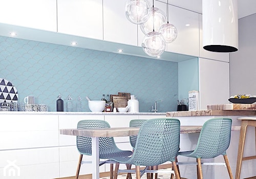Mozaika nad blatem w kuchni - Średnia z salonem niebieska szara z zabudowaną lodówką z podblatowym zlewozmywakiem kuchnia dwurzędowa z wyspą lub półwyspem, styl nowoczesny - zdjęcie od Raw Decor