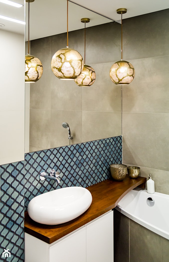 Aranżacja mozaiki w łazience - Arabeska Adriatyk - Mała na poddaszu bez okna łazienka - zdjęcie od Raw Decor - Homebook