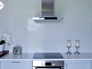 Realizacja kuchni - Mini cegiełka, biała, szkliwiona - Mała otwarta z kamiennym blatem biała z zabudowaną lodówką kuchnia w kształcie litery l, styl glamour - zdjęcie od Raw Decor
