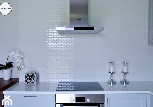 Realizacja kuchni - Mini cegiełka, biała, szkliwiona - Mała otwarta z kamiennym blatem biała z zabudowaną lodówką kuchnia w kształcie litery l, styl glamour - zdjęcie od Raw Decor