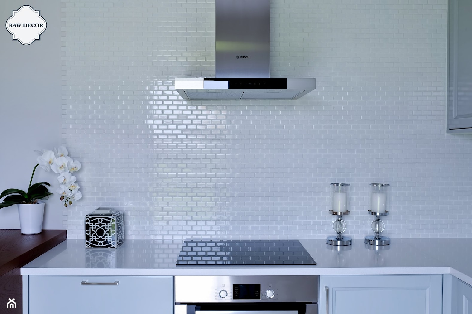 Realizacja kuchni - Mini cegiełka, biała, szkliwiona - Mała otwarta z kamiennym blatem biała z zabudowaną lodówką kuchnia w kształcie litery l, styl glamour - zdjęcie od Raw Decor - Homebook