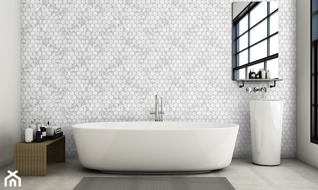 minimalistyczna łazienka z wanną i mozaiką, mozaika marmurkowa, płytki heksagony marmur