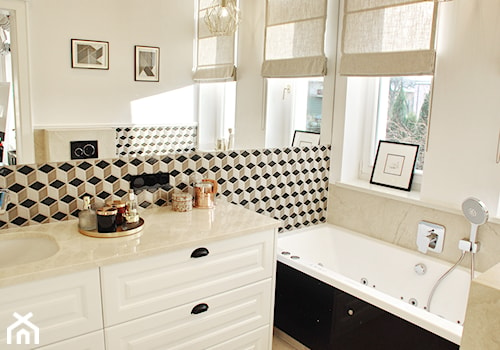 Średnia z lustrem łazienka z oknem, styl tradycyjny - zdjęcie od Raw Decor