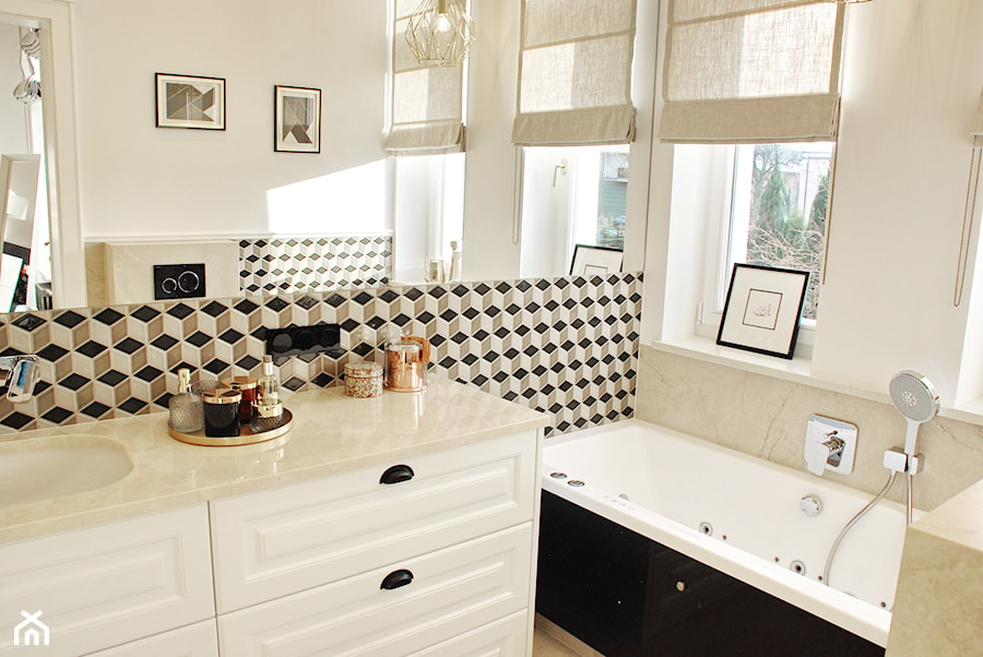 Średnia z lustrem łazienka z oknem, styl tradycyjny - zdjęcie od Raw Decor