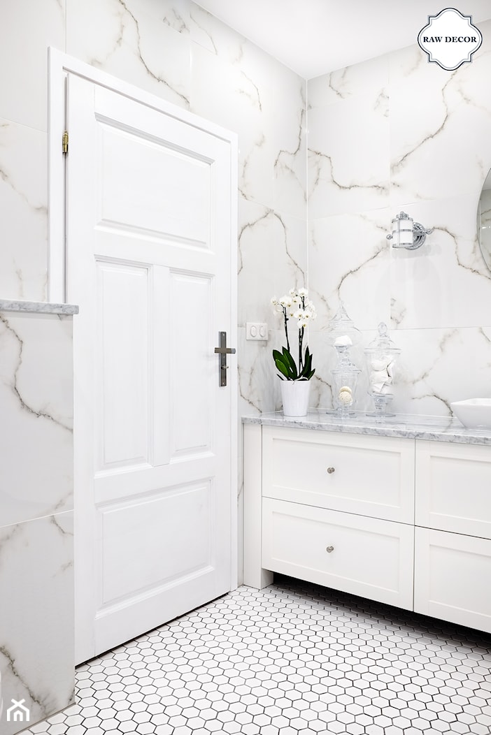 Projekt łazienki - Heksagon, duży, biały, szkliwiony - Bez okna łazienka - zdjęcie od Raw Decor - Homebook