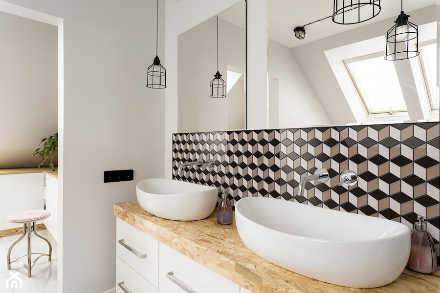Mozaiki w łazience - Mała na poddaszu z lustrem z dwoma umywalkami łazienka z oknem, styl nowoczesny - zdjęcie od Raw Decor