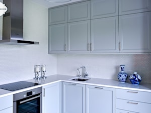 Realizacja kuchni - Mini cegiełka, biała, szkliwiona - Średnia z salonem z zabudowaną lodówką z podblatowym zlewozmywakiem kuchnia w kształcie litery l, styl glamour - zdjęcie od Raw Decor