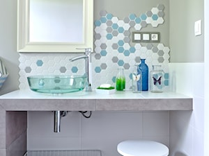 Projekt łazienki - mix heksagonów - Mała bez okna łazienka, styl nowoczesny - zdjęcie od Raw Decor