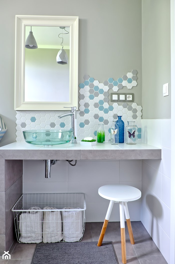 Projekt łazienki - mix heksagonów - Mała bez okna łazienka, styl nowoczesny - zdjęcie od Raw Decor - Homebook