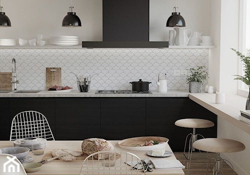 Mozaika nad blatem w kuchni - Średnia biała z zabudowaną lodówką z podblatowym zlewozmywakiem kuchnia jednorzędowa z oknem, styl skandynawski - zdjęcie od Raw Decor