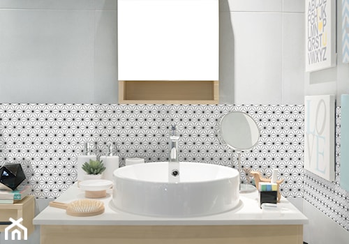 Mozaiki w łazience - Mała na poddaszu bez okna z lustrem łazienka, styl skandynawski - zdjęcie od Raw Decor