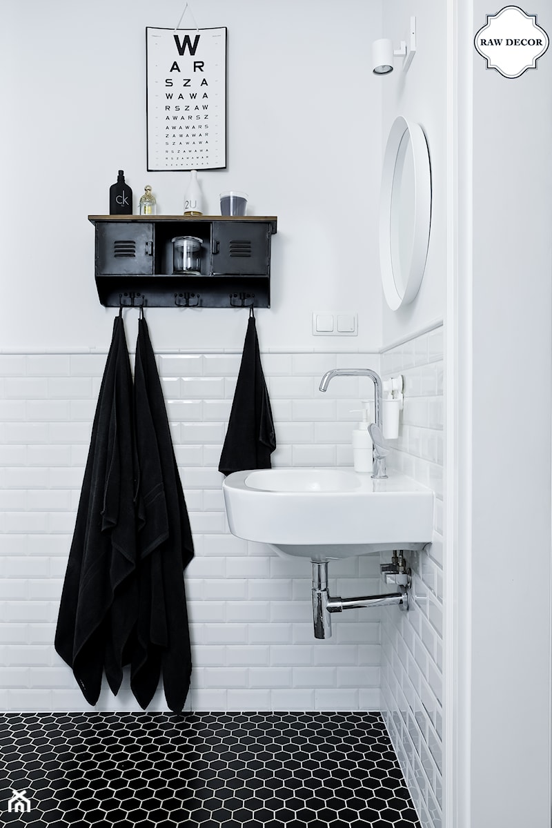 Aranżacja mozaiki w łazience - Heksagon czarny mat - Mała łazienka - zdjęcie od Raw Decor