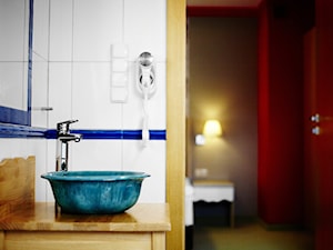 Hotel Piwniczna SPA&Conference - łazienki z ręcznie robionymi umywalkami - zdjęcie od 3BSTUDIO