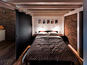 sypialnia pod antresolą - zdjęcie od YOOKU PROJEKTANCI