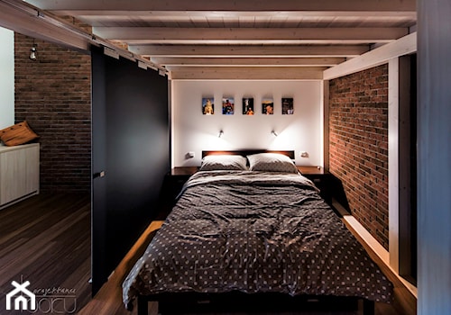 sypialnia pod antresolą - zdjęcie od YOOKU PROJEKTANCI