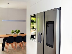 Na nowo tworzymy wnętrze - Mała otwarta biała z zabudowaną lodówką kuchnia jednorzędowa, styl skandynawski - zdjęcie od YOOKU PROJEKTANCI