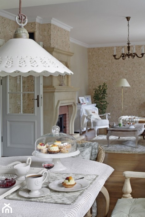Dom Prowansalski - Mały beżowy salon z jadalnią, styl prowansalski - zdjęcie od Bonarte - Homebook