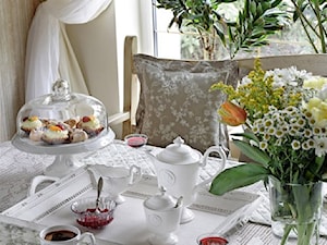 Dom Prowansalski - Mała biała jadalnia jako osobne pomieszczenie, styl prowansalski - zdjęcie od Bonarte