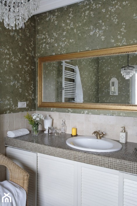 Dom Prowansalski - Mała z lustrem łazienka z oknem, styl prowansalski - zdjęcie od Bonarte - Homebook