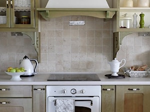 Dom Prowansalski - Mała zamknięta z kamiennym blatem szara z zabudowaną lodówką kuchnia jednorzędowa, styl prowansalski - zdjęcie od Bonarte