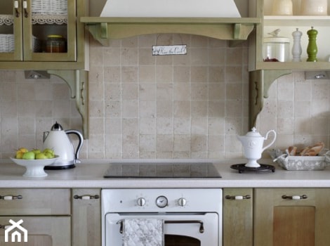 Dom Prowansalski - Mała zamknięta z kamiennym blatem szara z zabudowaną lodówką kuchnia jednorzędowa, styl prowansalski - zdjęcie od Bonarte