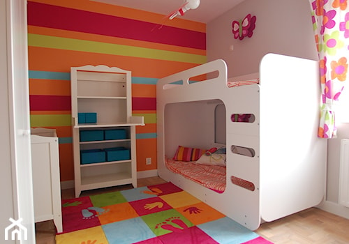 Pokój dziewczynek - Średni czerwony pomarańczowy szary niebieski zielony pokój dziecka dla niemowlak ... - zdjęcie od STUDIO del arte