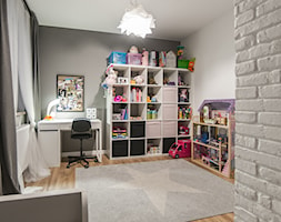 M6 - Średni biały szary pokój dziecka dla dziecka dla dziewczynki, styl nowoczesny - zdjęcie od TB - Homebook