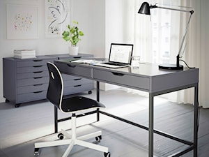 Domowe biuro IKEA - Średnie w osobnym pomieszczeniu białe biuro - zdjęcie od IKEA