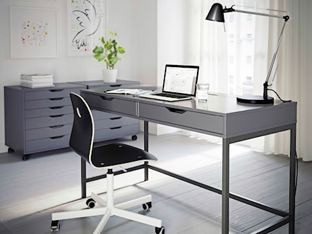 Aranżacje wnętrz - Biuro: Domowe biuro IKEA - Średnie w osobnym pomieszczeniu białe biuro - IKEA. Przeglądaj, dodawaj i zapisuj najlepsze zdjęcia, pomysły i inspiracje designerskie. W bazie mamy już prawie milion fotografii!