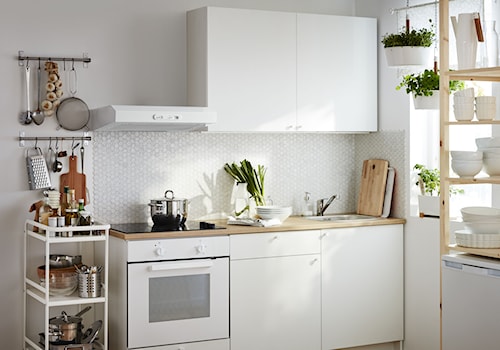 Mała kuchnia - Mała zamknięta szara z zabudowaną lodówką z nablatowym zlewozmywakiem kuchnia w kształcie litery l z oknem, styl skandynawski - zdjęcie od IKEA