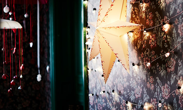 dekoracja świąteczna na ścianie salonu