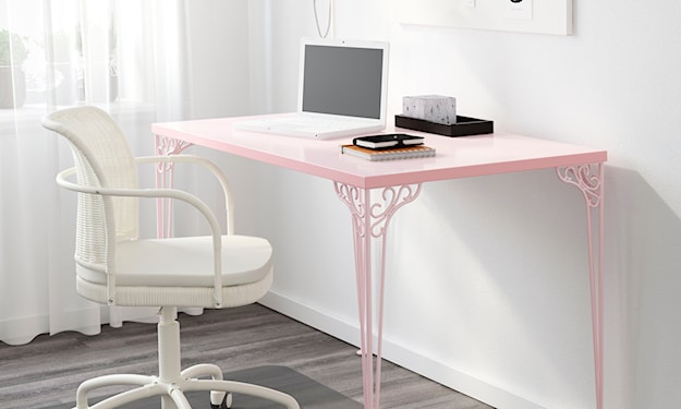 różowe biurko