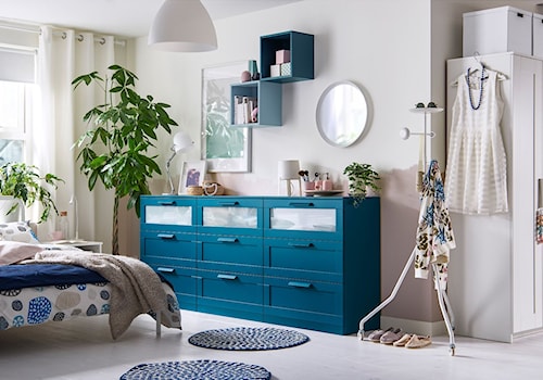 Sypialnia IKEA - Duża biała sypialnia, styl skandynawski - zdjęcie od IKEA