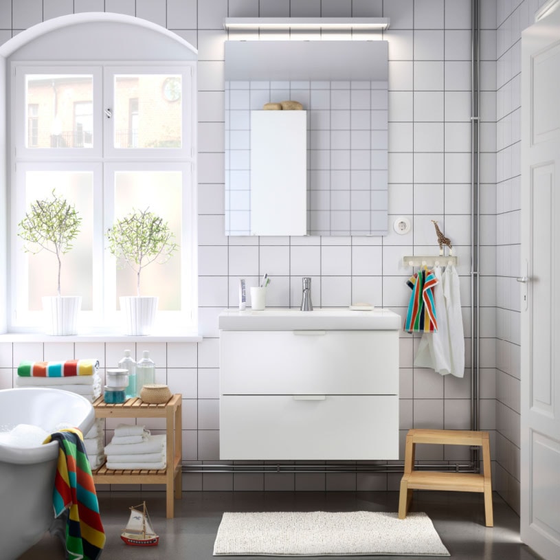 Łazienka IKEA - Mała średnia łazienka z oknem - zdjęcie od IKEA - Homebook