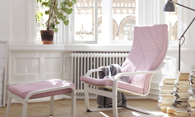 różowy fotel, pastelowe meble