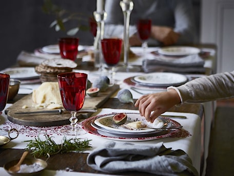 Aranżacje wnętrz - Jadalnia: Kolekcja świąteczna 2015 - Mała czarna jadalnia jako osobne pomieszczenie - IKEA. Przeglądaj, dodawaj i zapisuj najlepsze zdjęcia, pomysły i inspiracje designerskie. W bazie mamy już prawie milion fotografii!
