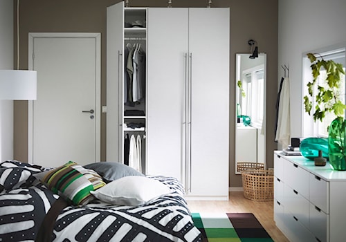 Sypialnia IKEA - Średnia biała brązowa sypialnia - zdjęcie od IKEA