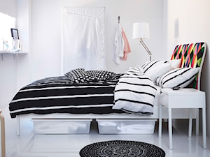 Sypialnia IKEA - Mała biała sypialnia - zdjęcie od IKEA