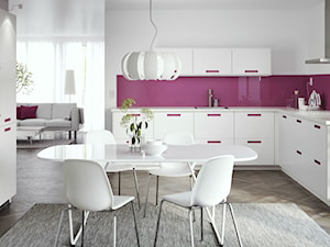 Kuchnia IKEA - Średnia otwarta z salonem biała różowa z zabudowaną lodówką z nablatowym zlewozmywakiem kuchnia w kształcie litery l dwurzędowa z oknem - zdjęcie od IKEA