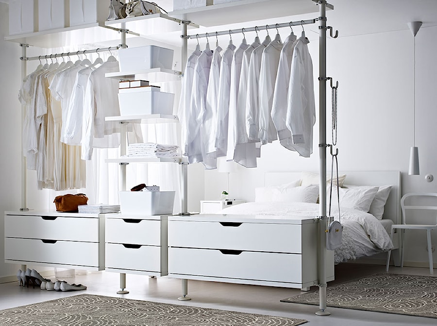 Sypialnia IKEA - Średnia biała sypialnia z garderobą, styl skandynawski - zdjęcie od IKEA